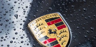 Porsche Taycan: volumi vendite sono un terzo di Tesla porsche logo