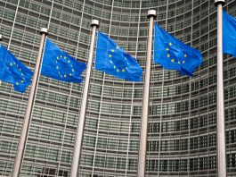 Diritto alla riparazione: cosa cambia con la nuova direttiva europea bandiere unione europea
