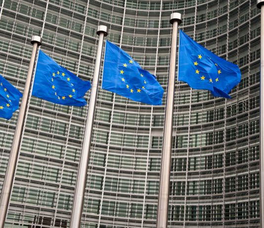 Diritto alla riparazione: cosa cambia con la nuova direttiva europea bandiere unione europea
