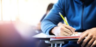 Università di Bologna, nuovi concorsi pubblici per funzionari candidato-esame-matita-scrive-su-foglio