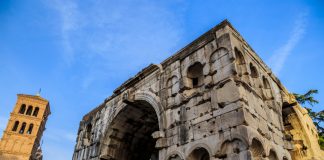 Riapre a Roma l’Arco di Giano con una performance che vuole omaggiare il mondo femminile Roma, Arco di Giano