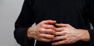 Disidrosi: rimedi naturali e consigli della nonna uomo mani eczema