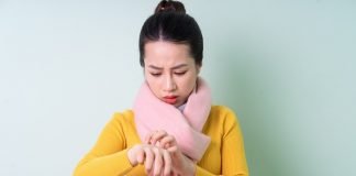 Dermatite da freddo: rimedi naturali e consigli della nonna donna dermatite mani