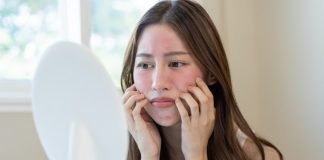 Dermatite da contatto: rimedi naturali e consigli della nonna donna specchio viso rosso