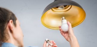 Come scegliere le lampadine Led? Ecco le 3 marche migliori donna lampadario lampadine