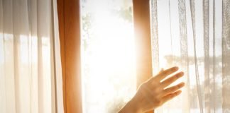 Come ottenere energia gratis dalle finestre? mano finestra luce
