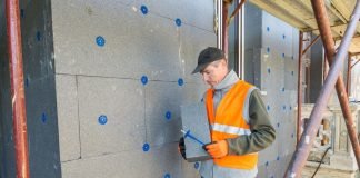 Il cappotto termico conviene davvero? Ecco pro e contro operaio che fa isolamento termico cappotto