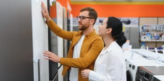 Come scegliere il frigorifero nuovo? I migliori del 2025 coppia compra frigorifero
