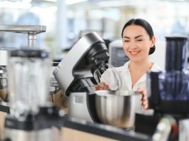 Cosa sono gli elettrodomestici ricondizionati? Pro e contro donna negozio planetaria