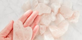 Cos’è il gua sha: uso e benefici della pietra a cuore mano tiene gua sha pietra