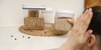 Come eliminare le blatte in casa con i rimedi naturali Donna blatte cucina