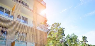 Cosa sono gli eco condomini: -30% sulle spese e benefici sulla vita “comunitaria” palazzo circondato dal verde