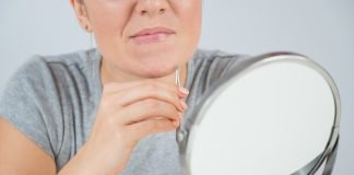 Irsutismo: rimedi naturali e consigli della nonna Donna specchio pinzetta peli