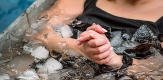 Cold therapy: cos’è, quali sono i benefici e le controindicazioni Donna vasca ghiaccio