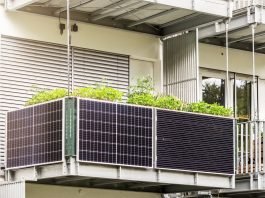 Fotovoltaico da balcone, conviene? Ecco tutti i pro e i contro Pannelli solari balcone casa