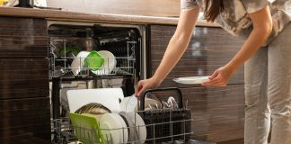 Foglio di alluminio in lavastoviglie: trucco economico, sostenibile ed efficace Donna carica lavastoviglie