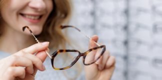 Bonus occhiali 2026, l’Isee non serve: requisiti, importo e domanda Donna occhiali da vista negozio