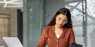 Finanza Agevolata per l’innovazione e l’internazionalizzazione delle imprese, il 4 e 11 maggio gli ultimi incontri della Camera di commercio Donna computer calcolatrice