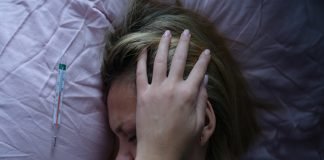 Torna l’allerta meningite: come si prende e quali sono i sintomi Donna letto malata termometro