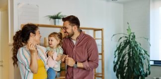 Bonus adozione 2026: requisiti, importi e domanda Madre, padre e figlia felici a casa