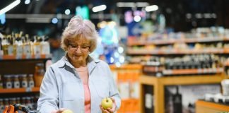 Frutti con più pesticidi in Italia: i primi 5 li mangiamo tutti Signora compra mele supermercato