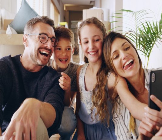 Sharenting: cos’è e quali sono i rischi di questa “mania” Genitori figli selfie