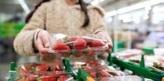 Come riconoscere fragole buone? 5 test da fare al supermercato Donna fragole supermercato