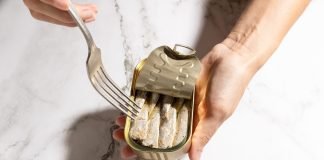 Sardine per una pelle perfetta: cosa c’è di vero nel nuovo trend? Donna sardine forchetta