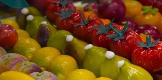 Scoppia la mania per la frutta realistica, ma cosa c’è dentro? Frutta realistica