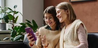 Bonus figli maggiorenni: requisiti per ottenere più di 3mila euro Madre figlia adolescente