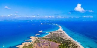 Spagna.Formentera segreta: stelle, natura e itinerari green oltre le spiagge Formentera panorama dall'alto