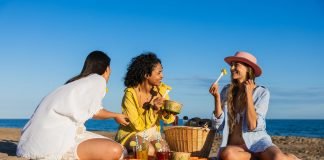 Cibi da non portare in spiaggia: i 5 insospettabili Amiche mangiano spiaggia