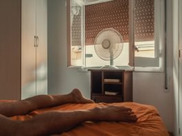 Lo fanno tutti (o quasi): ecco l’errore delle finestre con il caldo Caldo uomo letto ventilatore