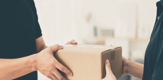 Tassa pacchi piccoli, al via l’1 luglio: in Italia potrebbe essere doppia Corriere consegna pacchi