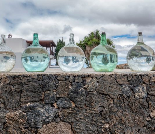 Come interpretare l’acqua di San Giovanni, il veliero e i simboli Damigiane acqua muro