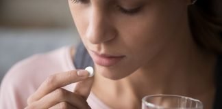 Aifa, stop all’abuso dei gastroprotettori: ecco cosa cambia Donna prende medicina compressa