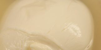Un errore comune: ecco perché non buttare il liquido della mozzarella Mozzarella immersa nel suo liquido