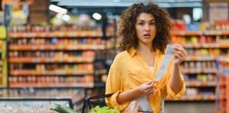 Quanto costa mangiare in estate? La spesa è più cara: lo dice uno studio Ragazza spesa supermercato scontrino salato