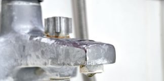 Rimuovere il calcare dai rubinetti senza smontarli: il trucco infallibile Rubinetto vecchio calcare