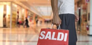 Saldi estivi 2026: date d’inizio regione per regione e regole Uomo shopping saldi