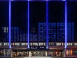 Estate romana: arte e musica con Leonardo Hotels NYXR facciata by night Roma Leonardo Hotels
