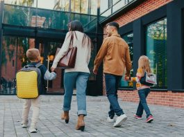 Bonus scuole paritarie 2026: fino a 1.500 euro per ogni figlio Genitori figli scuola