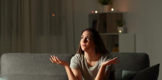 Blackout per il caldo: a chi spetta e come chiedere il rimborso Donna blackout casa