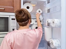 Perché mettere la carta igienica in frigo? Il motivo è sorprendente Donna carta igienica frigorifero