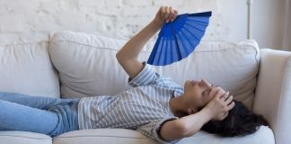 Mal di testa da afa: 4 ingredienti per un rimedio approvato dalla scienza Donna mal di testa afa caldo