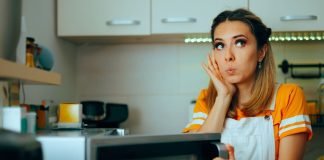 Utile ed efficace: ecco perché mettere le chiavi dell’auto nel microonde Donna sorpresa microonde