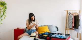 Stress da valigia? Provate il metodo 54321: ecco come funziona Ragazza prepara valigia