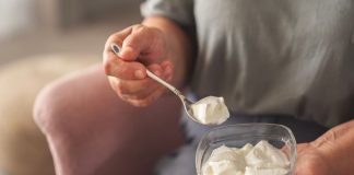 Lo fanno tutti (o quasi), ma questo errore impoverisce lo yogurt greco Yogurt greco ciotola