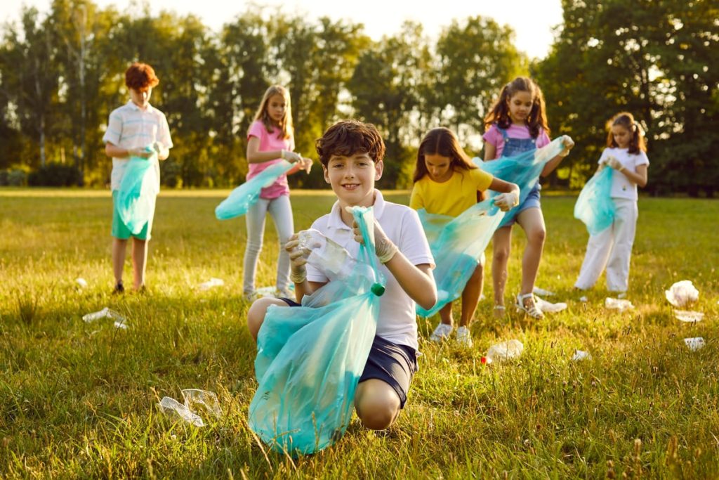Bambini puliscono parco