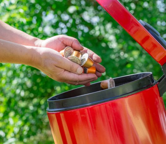 Dove si buttano capsule e cialde caffè? Dal 12 agosto cambia tutto Caffè cialde capsule secchio